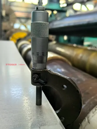 On-site multi-frequency thickness measurement during stainless steel sheet leveling